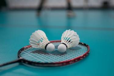 Nově nalajnovaný kurt na badminton